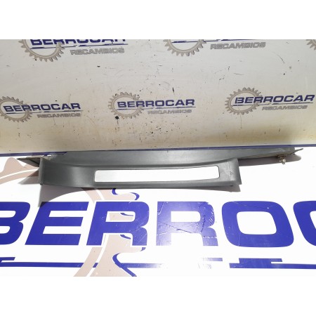 Recambio de moldura lateral para mercedes-benz clase c (w203) berlina 2.2 cdi cat referencia OEM IAM A2036801035  