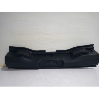 Recambio de molduras traseras para jeep avenger altitude referencia OEM IAM 735737904  