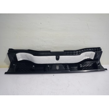 Recambio de molduras traseras para jeep avenger altitude referencia OEM IAM 735737904  