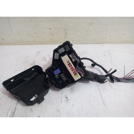 Recambio de caja reles / fusibles para toyota yaris active referencia OEM IAM 826620D710A  