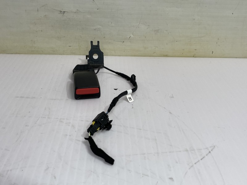 Recambio de enganche cinturon trasero izquierdo para jeep avenger altitude referencia OEM IAM 735769582  