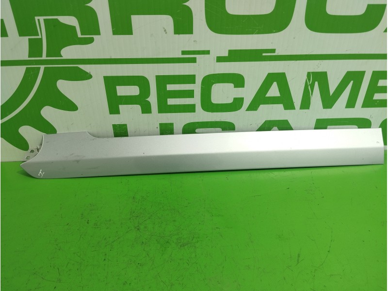 Recambio de moldura lateral para kia carnival 2.9 crdi cat referencia OEM IAM K56B51695  