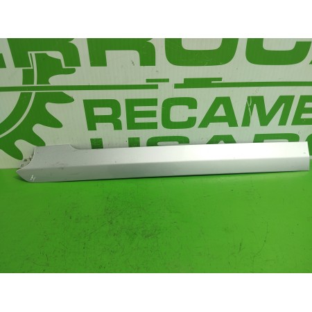 Recambio de moldura lateral para kia carnival 2.9 crdi cat referencia OEM IAM K56B51695  