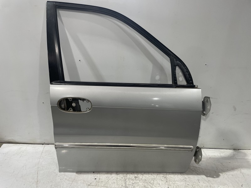 Recambio de puerta delantera derecha para kia carnival ii 2.9 crdi lx referencia OEM IAM K54A58020B  