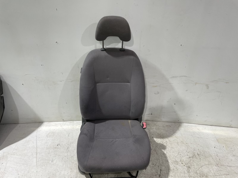 Recambio de asiento delantero derecho para toyota prius (nhw20) basis referencia OEM IAM 7110047300B0  