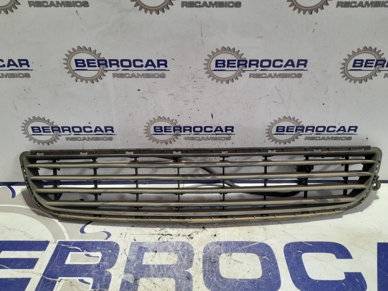 Recambio de rejilla delantera para opel zafira b referencia OEM IAM 325769024  