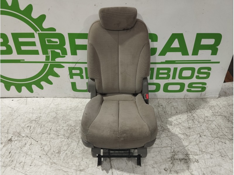 Recambio de asientos trasero derecho para kia carnival 2.9 crdi cat referencia OEM IAM 4701558  