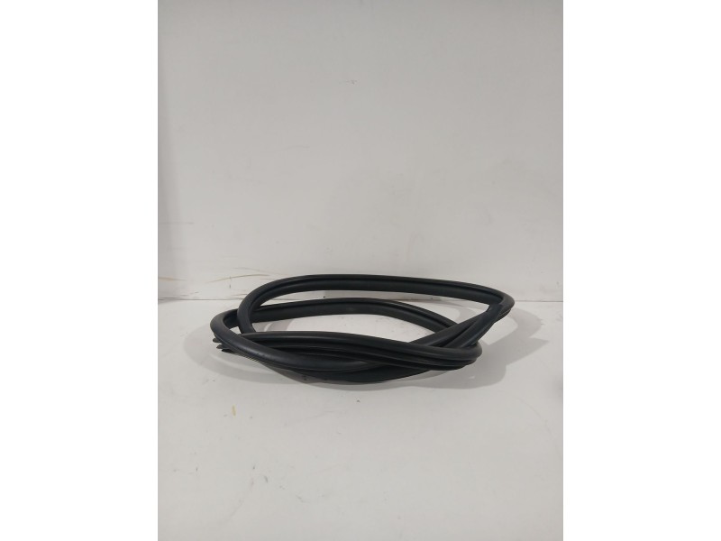 Recambio de goma contorno para toyota yaris active referencia OEM IAM 633310D070  