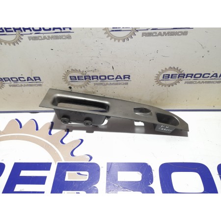 Recambio de moldura lateral para kia carens 2.0 turbodiesel cat referencia OEM IAM OK2FA66360  