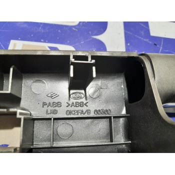 Recambio de moldura lateral para kia carens 2.0 turbodiesel cat referencia OEM IAM OK2FA66360  