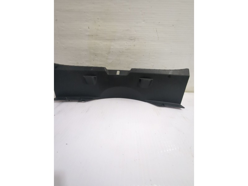 Recambio de moldura maletero para toyota yaris active referencia OEM IAM 583870D090  