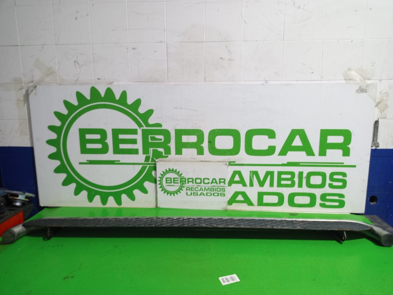 Recambio de estribera izquierda para kia sorento i (jc) 2.5 crdi referencia OEM IAM 877703E500EB  