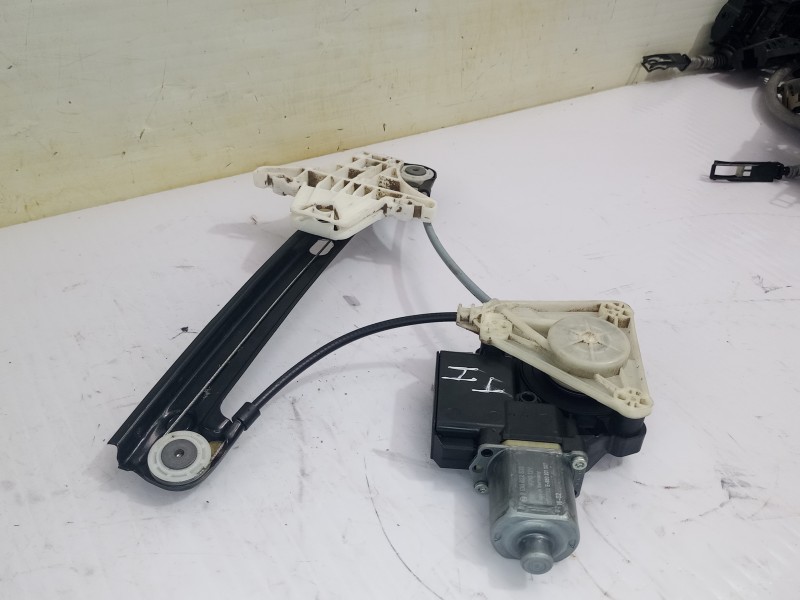 Recambio de elevalunas trasero izquierdo para volkswagen polo (6c1) a-polo referencia OEM IAM 0130822532  