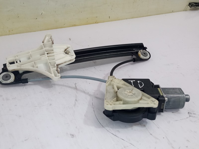 Recambio de elevalunas trasero derecho para volkswagen polo (6c1) a-polo referencia OEM IAM 0130822533  