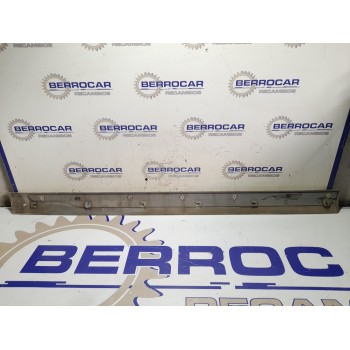 Recambio de moldura lateral para kia carens 2.0 turbodiesel cat referencia OEM IAM 0K2FA50661  
