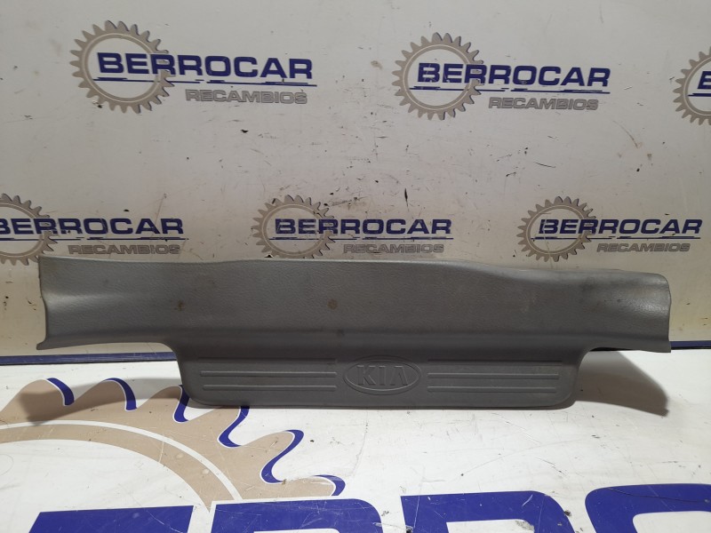 Recambio de moldura lateral para kia carens 2.0 turbodiesel cat referencia OEM IAM 0K2FA68730  