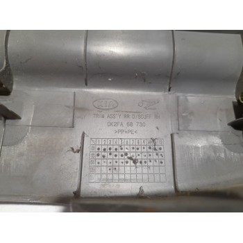 Recambio de moldura lateral para kia carens 2.0 turbodiesel cat referencia OEM IAM 0K2FA68730  