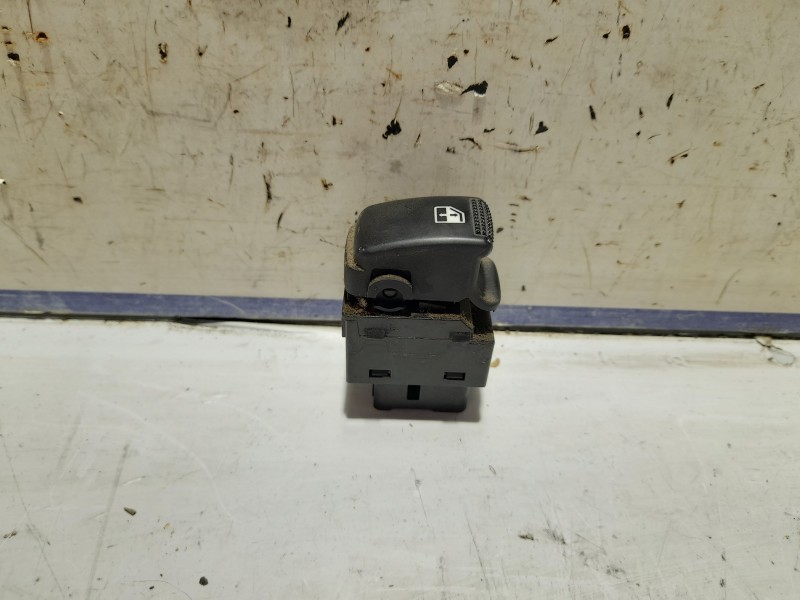 Recambio de mando elevalunas trasero izquierdo para kia carens 2.0 turbodiesel cat referencia OEM IAM 0K2FA66370RF  