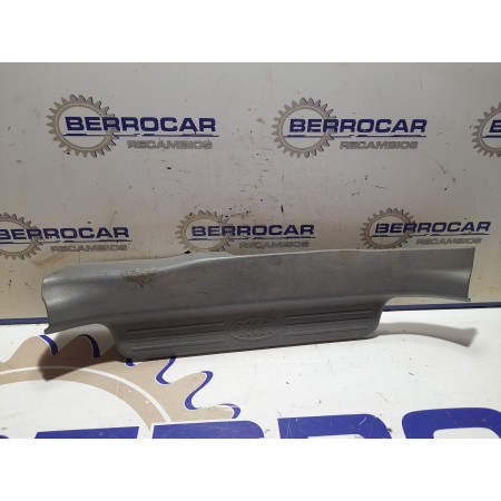 Recambio de moldura lateral para kia carens 2.0 turbodiesel cat referencia OEM IAM 0K2FA68740  