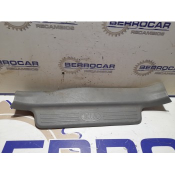 Recambio de moldura lateral para kia carens 2.0 turbodiesel cat referencia OEM IAM 0K2FA68740  
