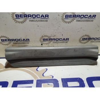 Recambio de moldura lateral para kia carens 2.0 turbodiesel cat referencia OEM IAM OK2FA 68 710  