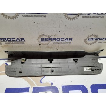 Recambio de moldura lateral para kia carens 2.0 turbodiesel cat referencia OEM IAM OK2FA 68 710  