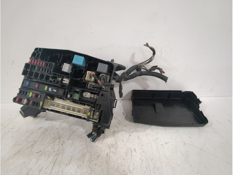 Recambio de caja reles / fusibles para toyota auris (_e15_) 1.33 dual-vvti (nre150_) referencia OEM IAM 8274102050  