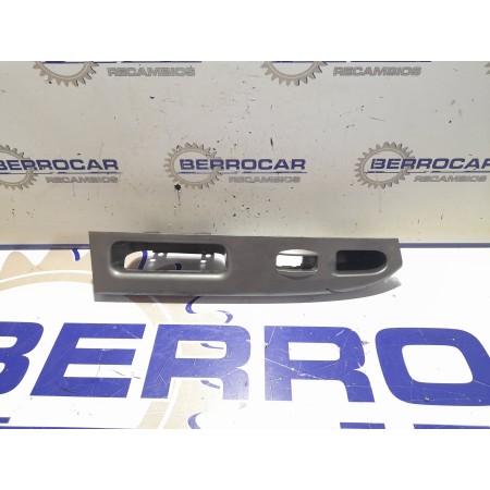 Recambio de moldura lateral para kia carens 2.0 turbodiesel cat referencia OEM IAM 0K2FA66370  
