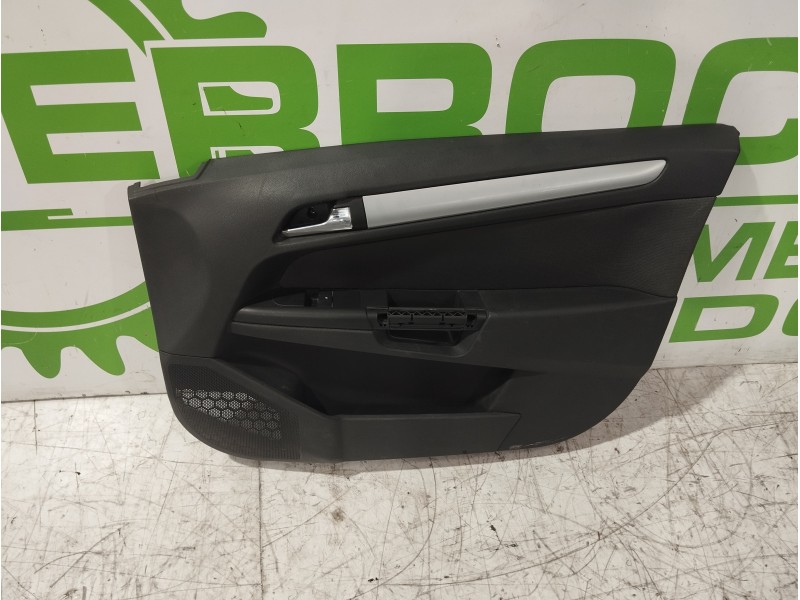 Recambio de guarnecido puerta delantera derecha para opel astra h berlina essentia referencia OEM IAM 13153882  