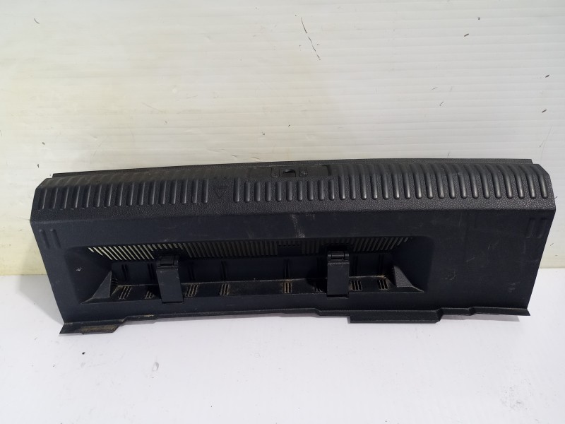 Recambio de molduras traseras para volkswagen polo (6c1) a-polo referencia OEM IAM 6R6863485  