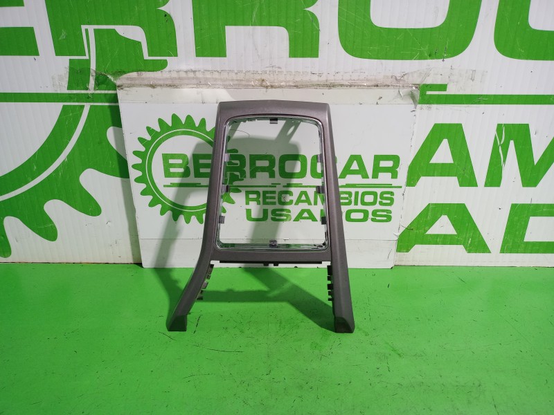 Recambio de moldura para opel astra h berlina elegance referencia OEM IAM 331985437  