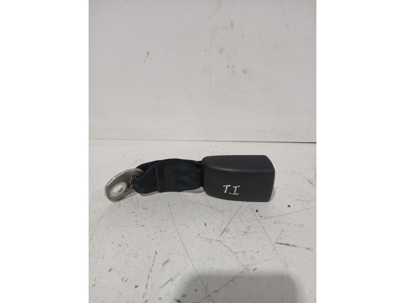 Recambio de enganche cinturon trasero izquierdo para peugeot 107 (pm_, pn_) 1.4 hdi referencia OEM IAM E034501  