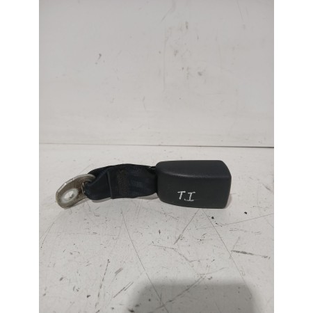 Recambio de enganche cinturon trasero izquierdo para peugeot 107 (pm_, pn_) 1.4 hdi referencia OEM IAM E034501  
