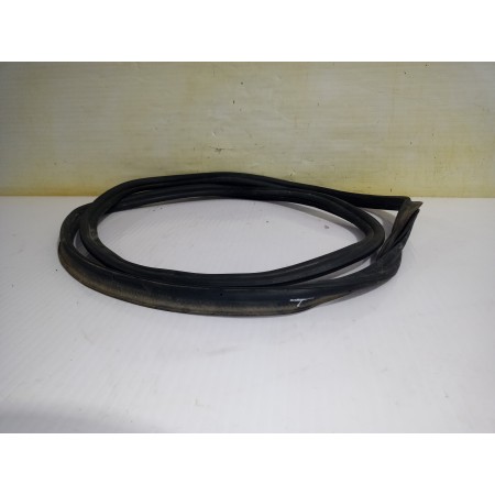 Recambio de gomas contorno puerta para volkswagen polo (6c1) a-polo referencia OEM IAM 6R6827705C  