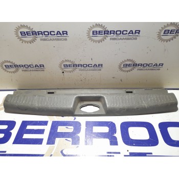 Recambio de molduras traseras para kia carens 2.0 turbodiesel cat referencia OEM IAM 0K2KB68960  