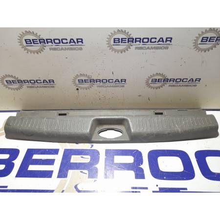 Recambio de molduras traseras para kia carens 2.0 turbodiesel cat referencia OEM IAM 0K2KB68960  