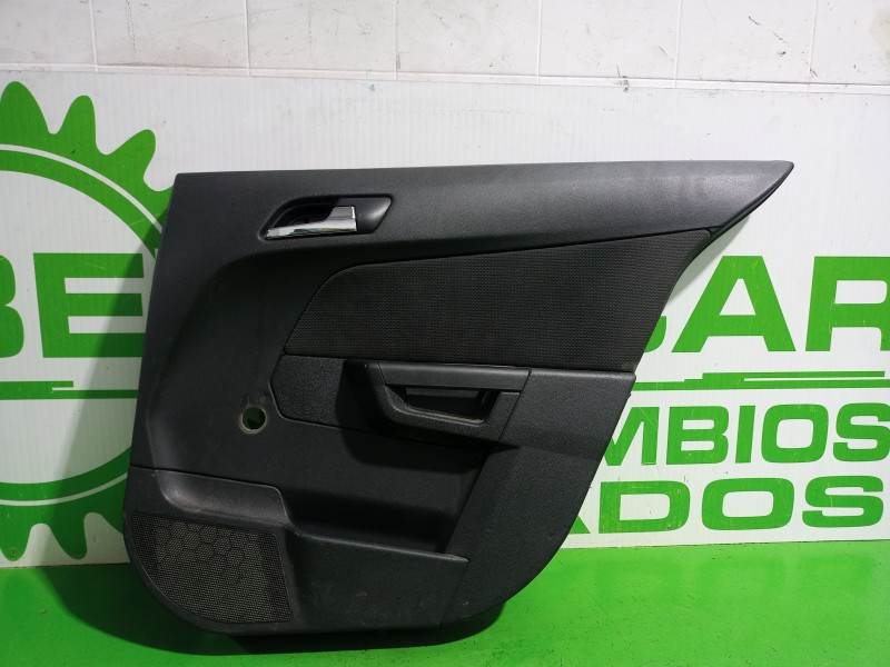 Recambio de guarnecido puerta trasera derecha para opel astra h berlina elegance referencia OEM IAM 13153918  