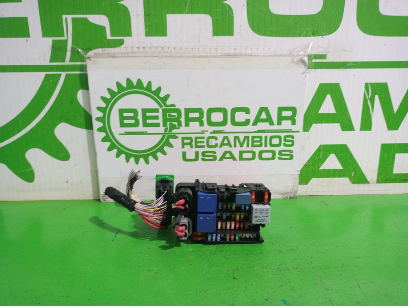 Recambio de caja reles / fusibles para renault scenic iii xmod bose referencia OEM IAM 18013301  