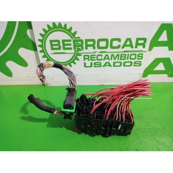 Recambio de caja reles / fusibles para renault scenic iii xmod bose referencia OEM IAM 18013301  