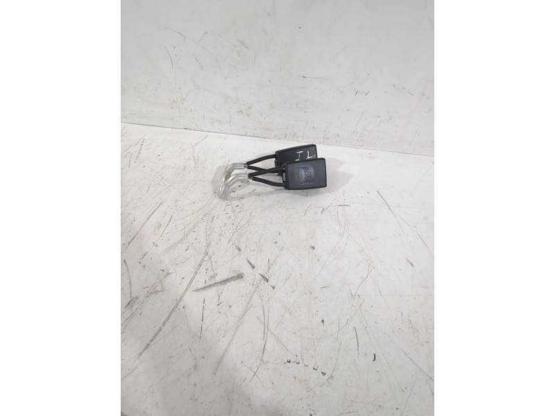 Recambio de enganche cinturon trasero izquierdo para skoda fabia ii combi (545) 1.2 tsi referencia OEM IAM 5J6857488  