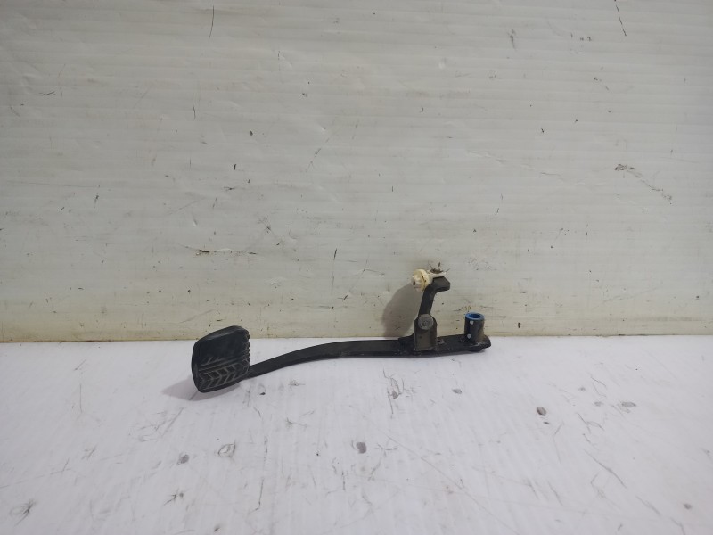 Recambio de pedal embrague para kia carnival ii 2.9 crdi lx referencia OEM IAM K51A41300B  