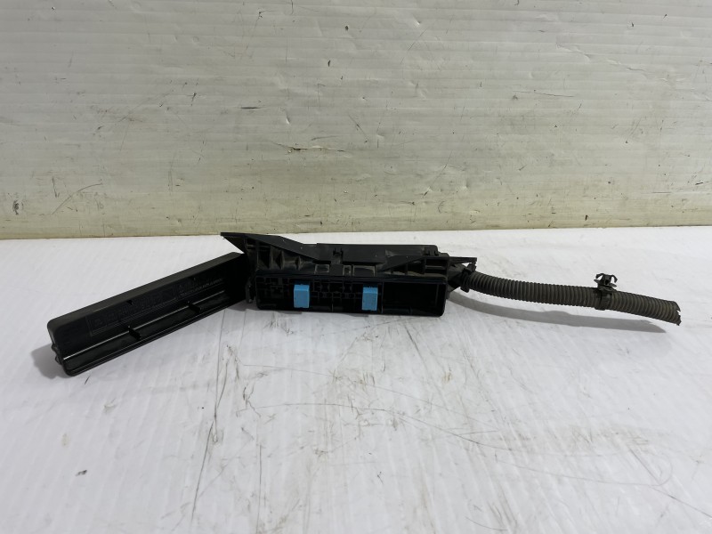 Recambio de caja reles / fusibles para toyota prius (nhw20) basis referencia OEM IAM 5510XA1  