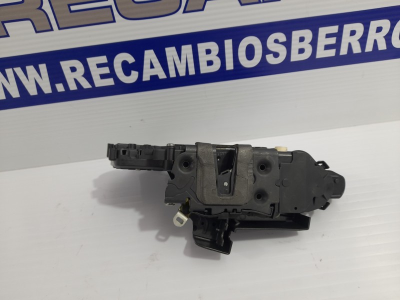 Recambio de cerradura puerta trasera derecha para jaguar xf referencia OEM IAM 8X2A26412AC  