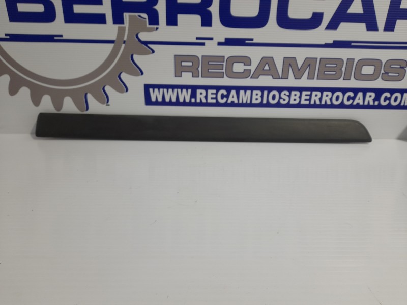 Recambio de moldura para renault kangoo referencia OEM IAM 808217463R  