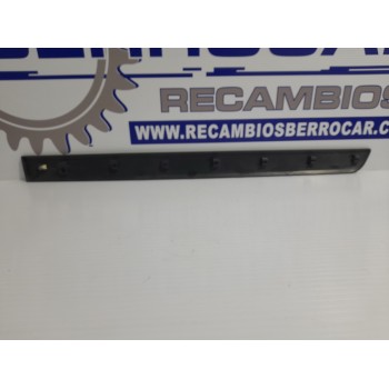 Recambio de moldura para renault kangoo referencia OEM IAM 808217463R  