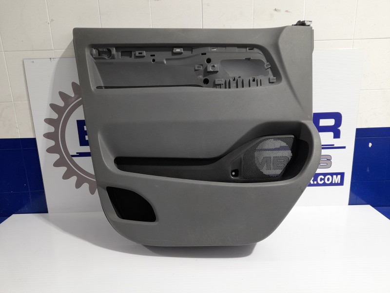 Recambio de guarnecido puerta delantera izquierda para opel vivaro combi 1.5 cdti dpf referencia OEM IAM 156121402 98082244ZM  