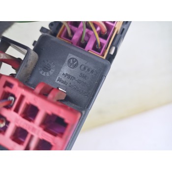 Recambio de caja reles / fusibles para audi a6 avant (4b5) 2.5 tdi quattro referencia OEM IAM 8L0941822A  