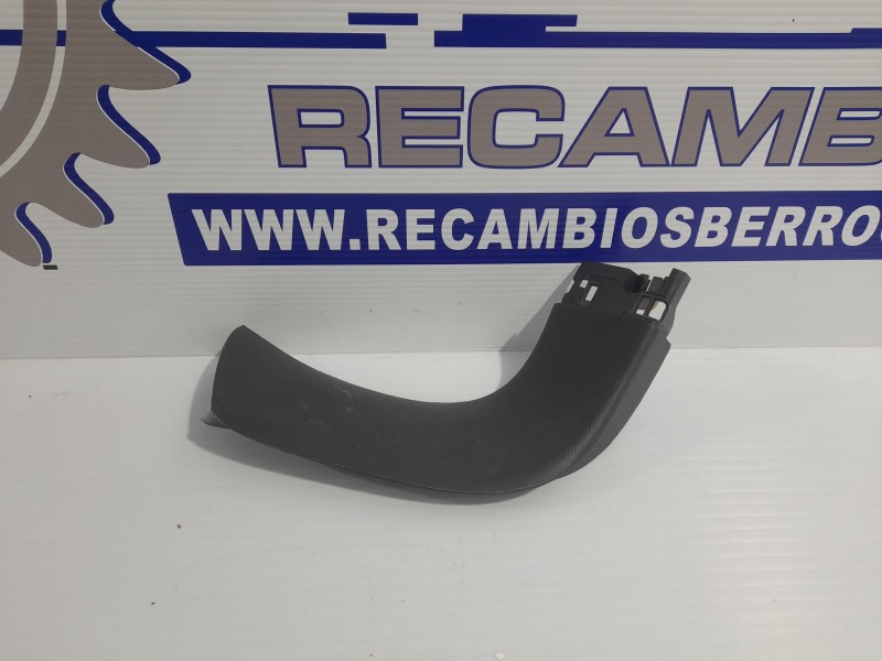 Recambio de moldura interior para renault megane iii sport tourer referencia OEM IAM 909030009R  