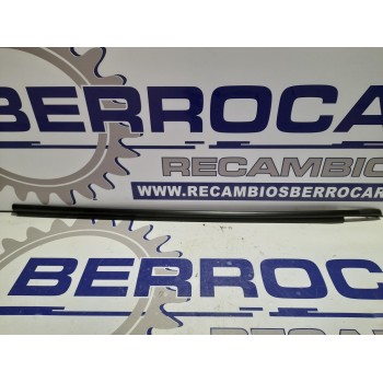 Recambio de moldura lateral para toyota aygo referencia OEM IAM 681600H070  