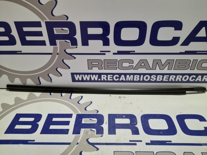 Recambio de moldura lateral para toyota aygo referencia OEM IAM 681600H070  